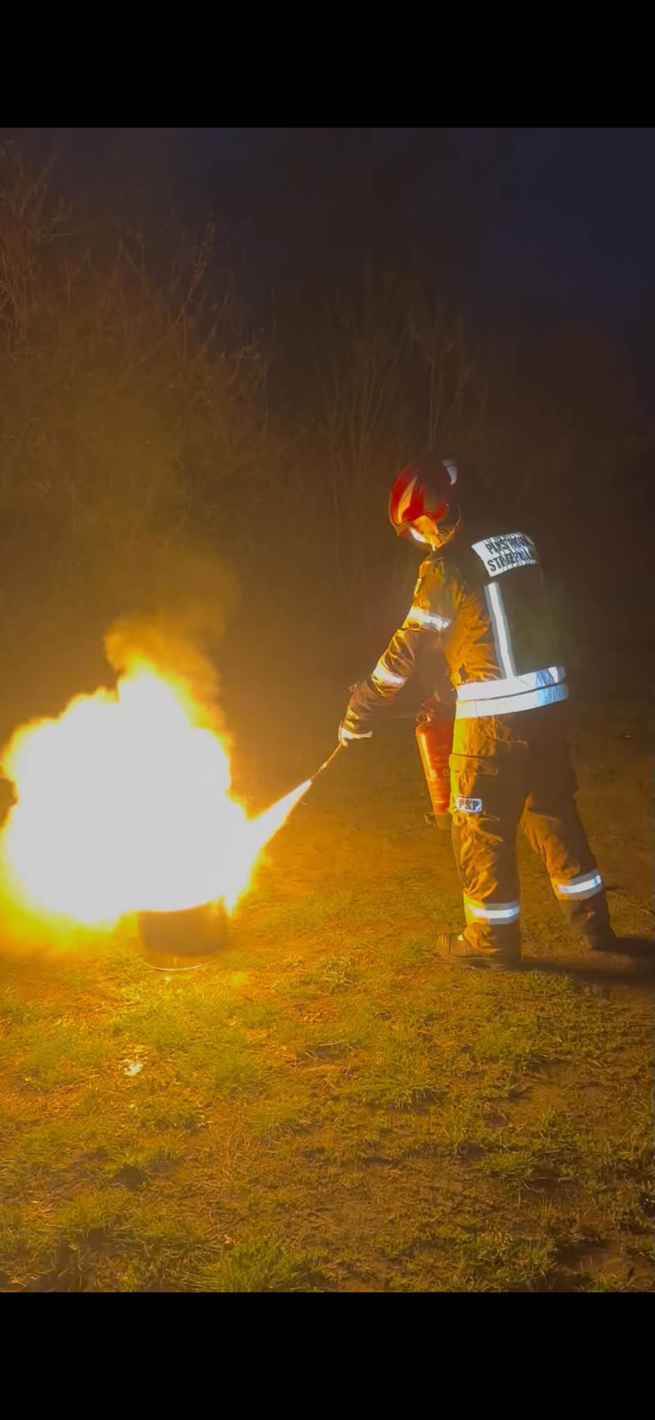 Szkolenie przeciwpożarowe — ćwiczenia z gaśnicą